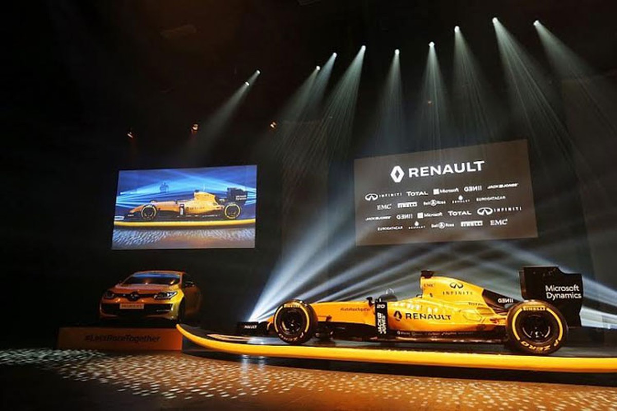 Sieu xe dua F1 Renault luot van mao hiem tren bien-Hinh-10